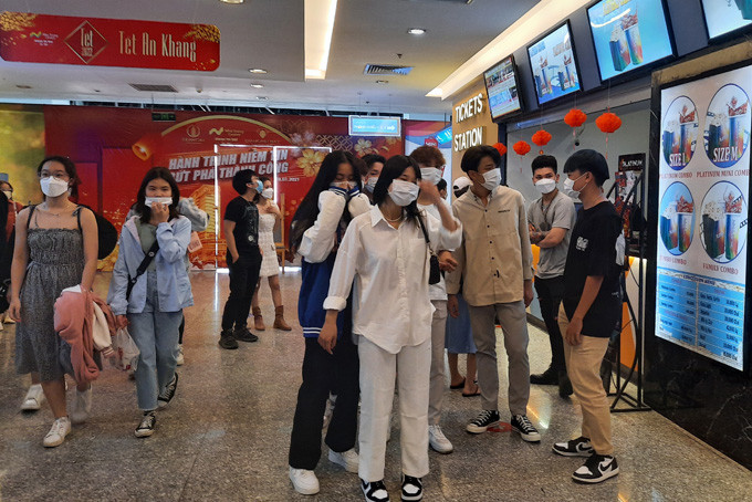 Đông các bạn trẻ đến khu vực vui chơi, giải trí Nha Trang Center ngay ngày đầu khai trương.