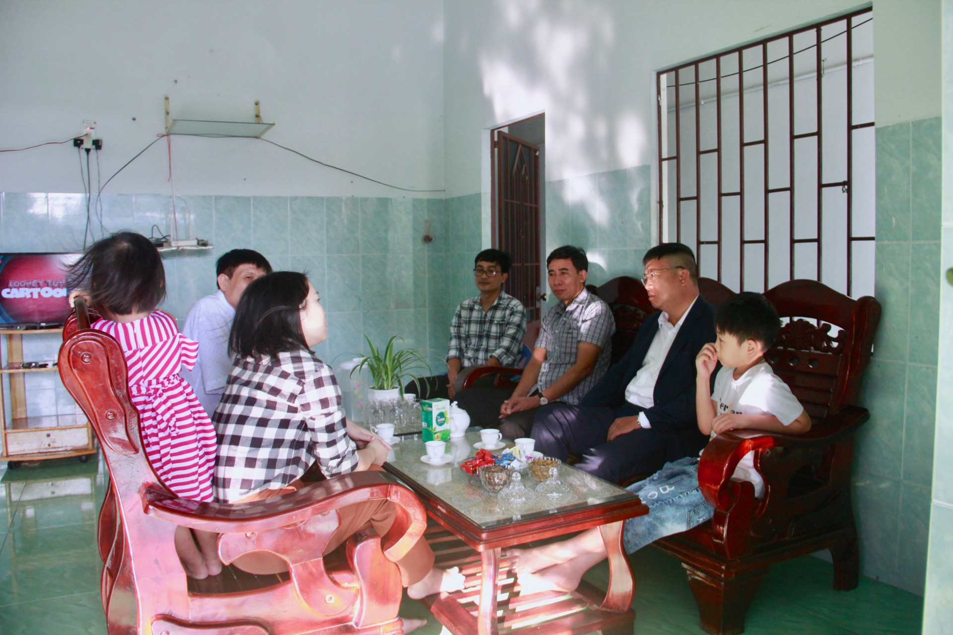 Sở Giáo dục và Đào tạo tỉnh Khánh Hòa thăm hỏi nhà cô giáo Phạm Thị Ánh Tuyết.