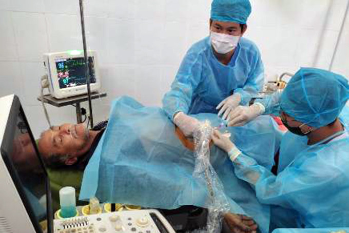 Kíp quân y Bệnh xá đảo Song Tử Tây điều trị cho bệnh nhân.