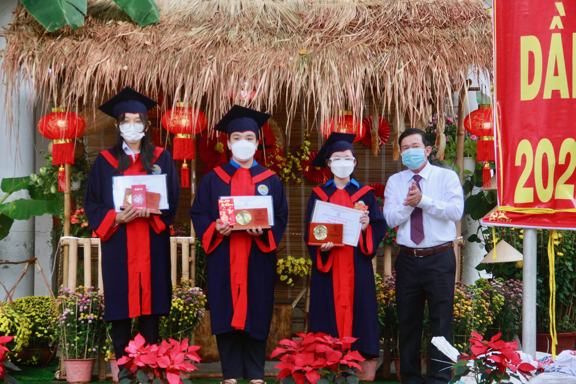 Ông Trần Nguyên Lập trao quà vinh danh 3 học sinh đỗ vào Trường THPT chuyên Lê Quý Đôn.
