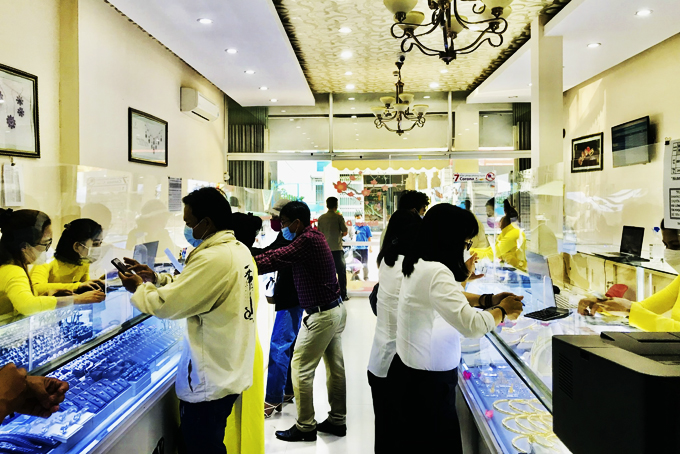 Sôi động thị trường vàng ngày vía thần tài