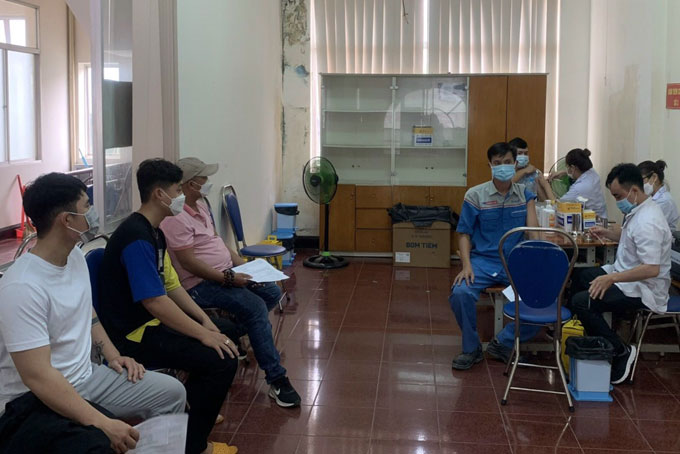 Tiêm vắc xin phòng Covid-19 mũi 3 cho người dân ở TP. Nha Trang