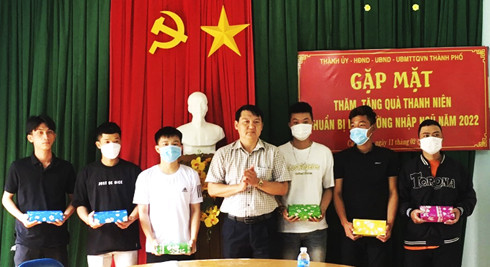 Đồng chí Lương Đức Hải tặng quà cho thanh niên xã Cam Lập  chuẩn bị lên đường nhập ngũ.