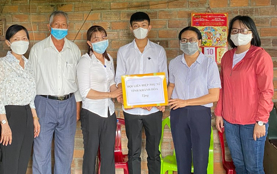 Thăm hỏi, động viên các gia đình phụ nữ hoàn cảnh khó khăn có con tham gia nhập ngũ năm 2022