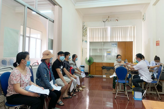 Tiêm vắc xin phòng Covid-19 cho người dân TP. Nha Trang
