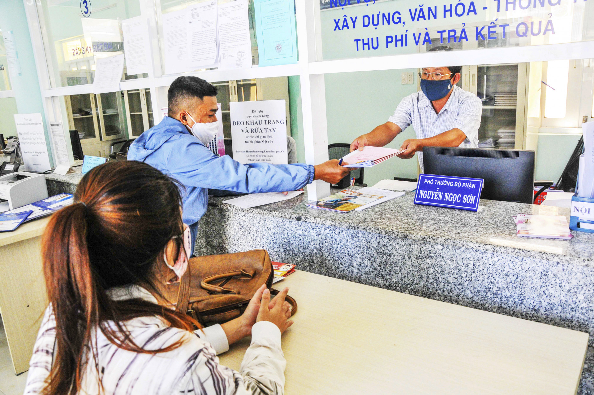 Người dân giao dịch tại bộ phận một cửa UBND huyện Khánh Vĩnh.