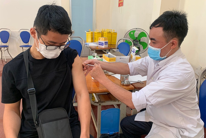 Tiêm vắc xin mũi 3 phòng Covid-19 cho người dân ở TP. Nha Trang