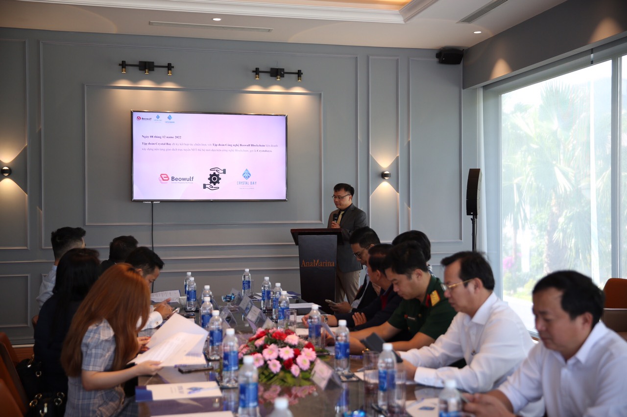 Ông Nguyễn Tiến Trung – TGĐ Tập đoàn Crystal Bay giới thiệu về nền tảng giao dịch dịch vụ du lịch trực tuyến NFT thế hệ mới dựa trên công nghệ Blockchain mang tên Crystabaya.