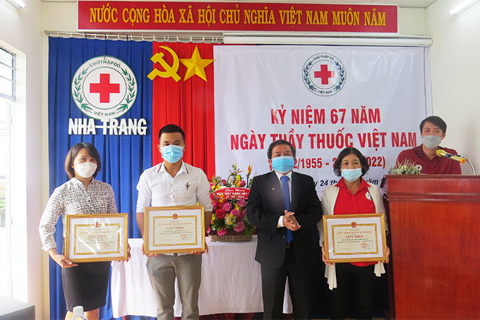 Đại diện UBND TP. Nha Trang trao tặng lẵng hoa chúc mừng ngày Thầy thuốc Việt Nam cho lãnh đạo Hội Chữ thập đỏ thành phố.