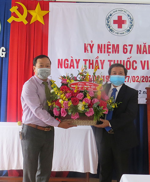 Đại diện UBND TP. Nha Trang trao tặng lẵng hoa chúc mừng ngày Thầy thuốc Việt Nam cho lãnh đạo Hội Chữ thập đỏ thành phố.