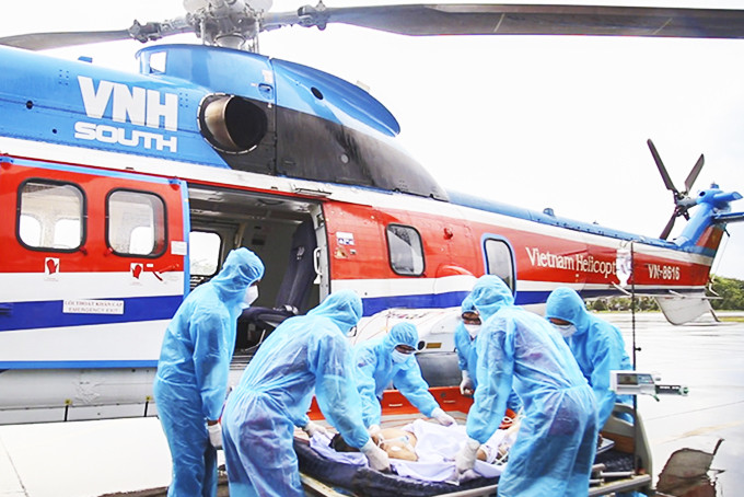 Chuyển bệnh nhân Hùng lên máy bay để đưa vào đất liền chữa trị.