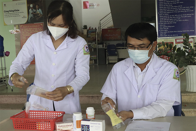 Chuẩn bị thuốc điều trị tại nhà cho F0 tại trạm y tế xã Ninh Quang, thị xã Ninh Hoà