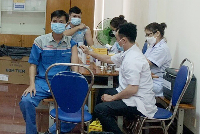 Tiêm vắc xin phòng Covid-19 cho người dân ở TP. Nha Trang