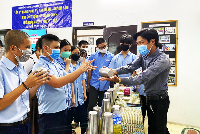 Dạy nghề cho những hoàn cảnh đặc biệt