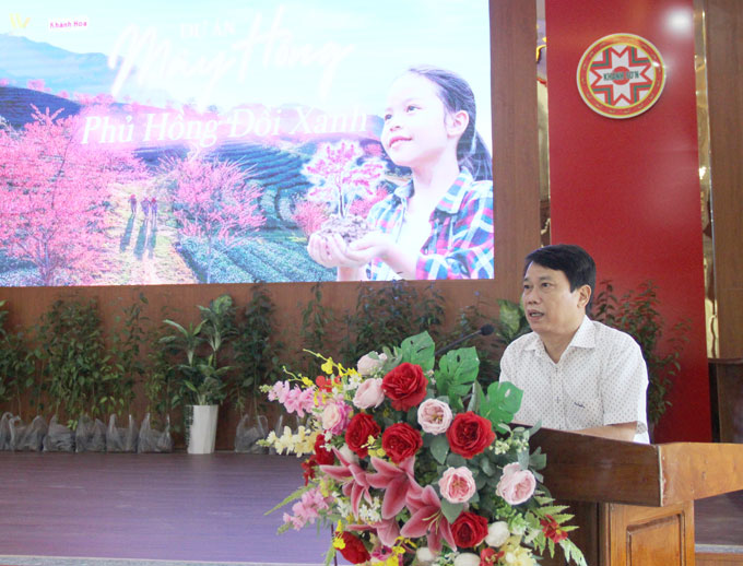 Ông Trần Duy Hưng – Tổng Biên tập Báo Khánh Hòa cho biết những năm qua Báo Khánh Hòa đã có nhiều hoạt động đồng hành, kết nối nhằm góp phần thúc đẩy phát triển kinh tế - xã hội địa phương Khánh Sơn.