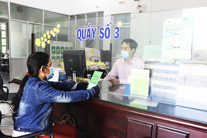 Người dân giao dịch tại Phòng giao dịch Ngân hàng Chính sách xã hội thị xã Ninh Hòa.
