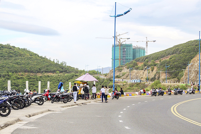 Đường Phạm Văn Đồng (đoạn thôn Lương Sơn): Nở rộ hàng quán tự phát