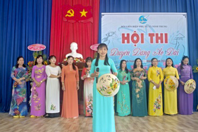 Hội Phụ nữ xã Ninh Trung (thị xã Ninh Hòa) tổ chức hội thi “Duyên dáng áo dài”.