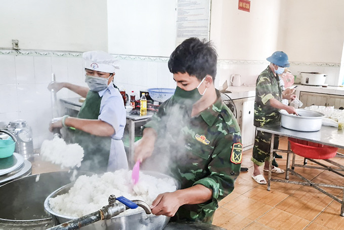 Chị Giang cùng đồng đội chuẩn bị bữa ăn cho người cách ly.