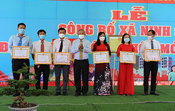 Thị xã Ninh Hòa tặng giấy khen cho các tập thể và cá nhân đạt thành tích xuất sắc trong phong trào  