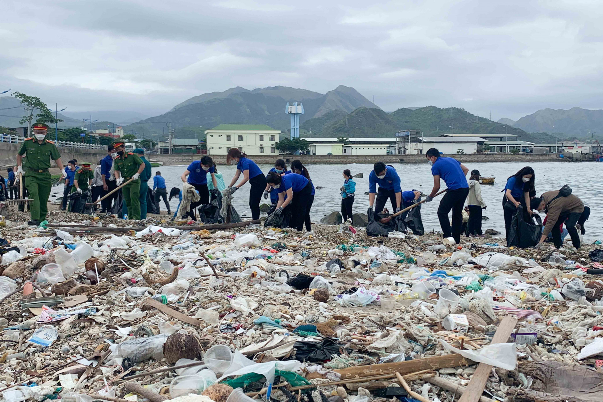 Đoàn viên, thanh niên TP. Nha Trang tham gia dọn vệ sinh, thu gom rác khu vực bãi biển xã Vĩnh Lương