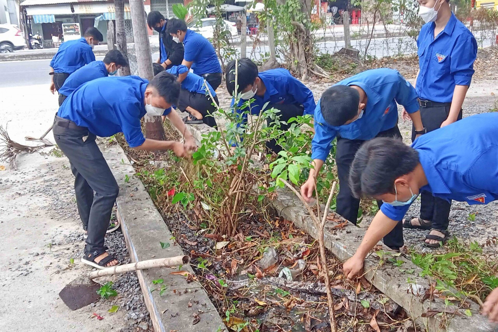 Các cơ sở đoàn của huyện Cam Lâm ra quân thực hiện công trình vườn cây thanh niên ở các đơn vị trường học