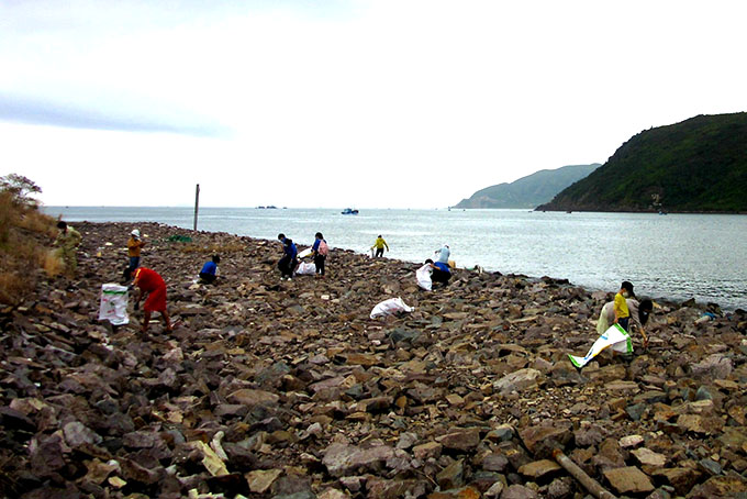 Ra quân làm sạch môi trường hưởng ứng Tháng Thanh niên năm 2022