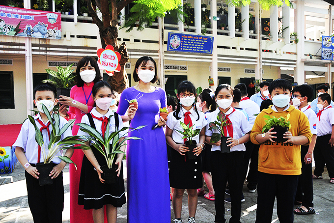 Thiết thực hoạt động đổi rác lấy cây xanh