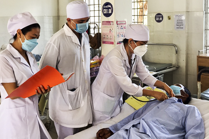 Với việc chủ động triển khai đồng bộ nhiều giải pháp, các chỉ tiêu trong công tác phòng, chống lao ở tỉnh năm 2021 vẫn được duy trì ổn định, trong đó một số chỉ tiêu quan trọng đạt và đạt vượt so với yêu cầu của Chương trình chống lao quốc gia. Cụ thể, tỷ lệ điều trị thành công của bệnh nhân lao các thể của tỉnh đạt 96,8%, vượt 11,8% so với yêu cầu, trong đó lao kháng thuốc đạt 84% (vượt 19,6% so với toàn quốc); 100% trường hợp lao trẻ em được điều trị thành công. Tỷ suất tử vong do lao 2/100.000 dân, thấp hơn 6 lần so với toàn quốc. Đặc biệt, trong năm 2021, không có bệnh nhân lao bỏ điều trị.