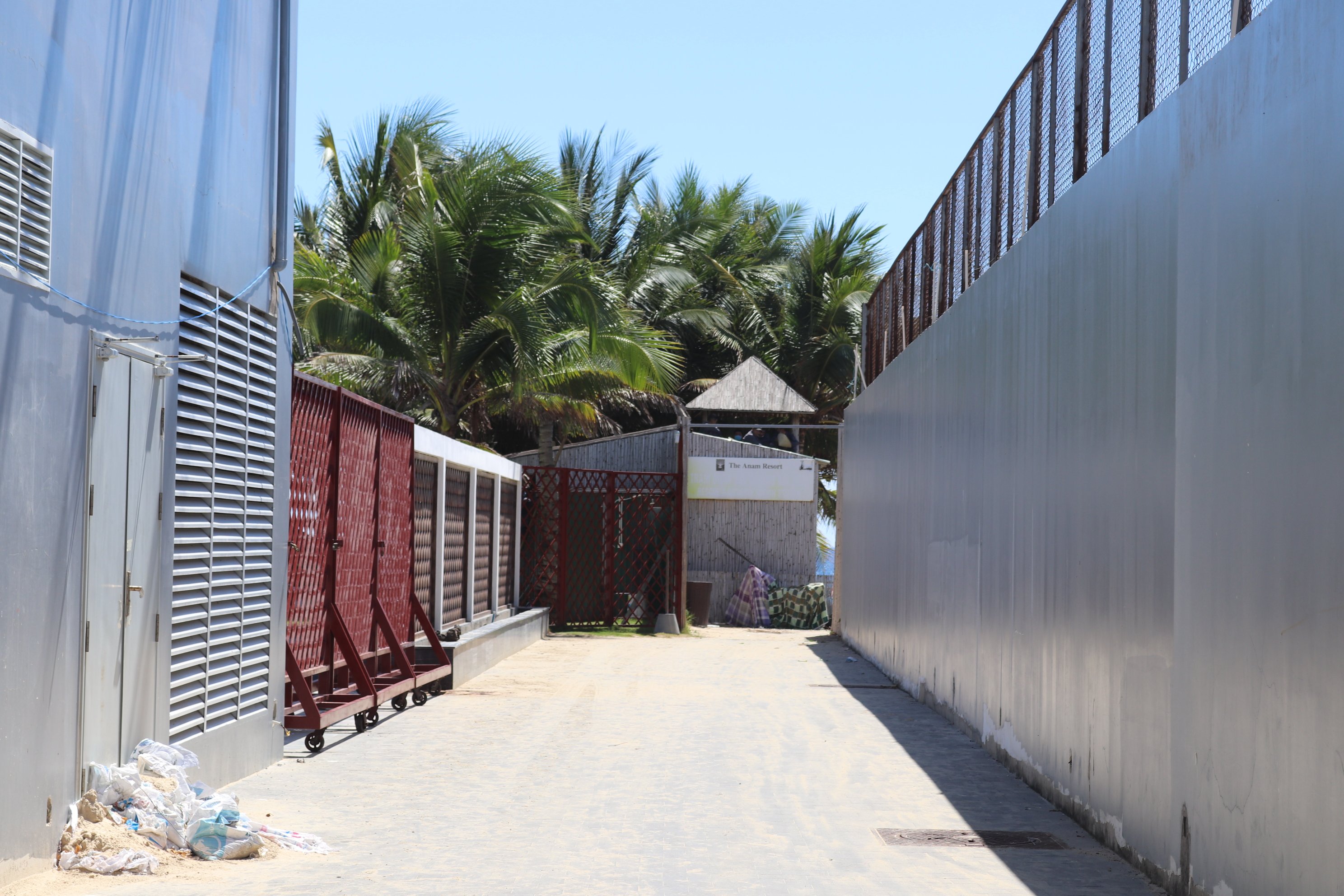 Dự án The Anam Resort Cam Ranh: Tháo dỡ các hạng mục vi phạm, trả lại đường xuống biển cho dân