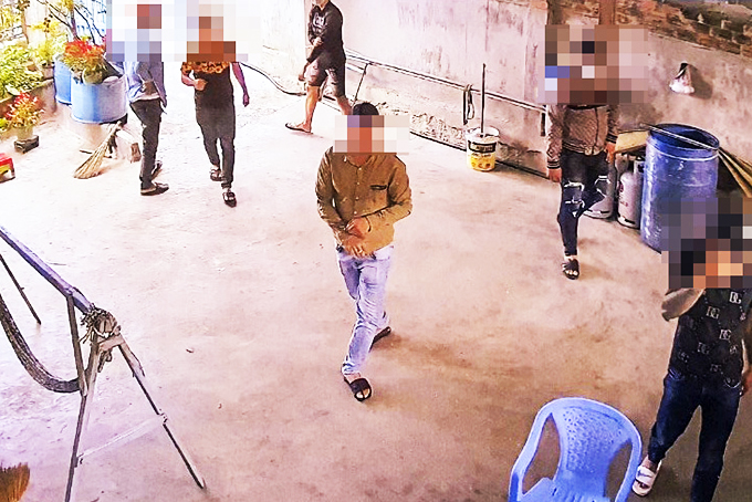 Nhiều lần bị tạt chất bẩn vào nhà