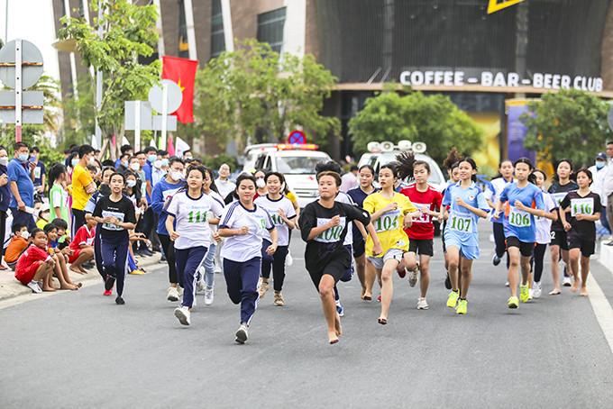 Các vận động viên tham gia giải chạy việt dã  TP. Nha Trang.