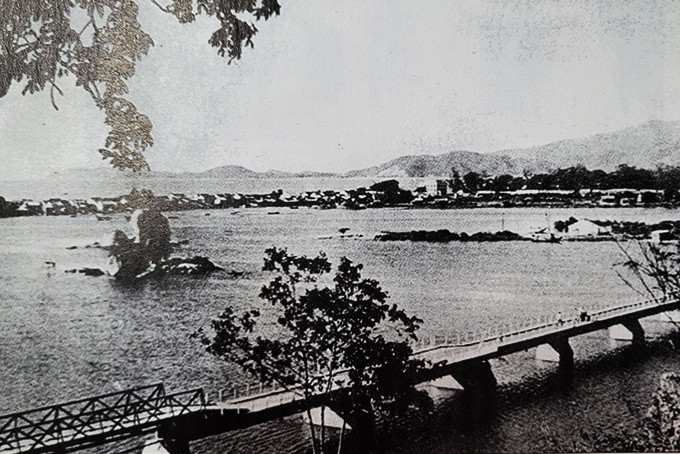 Khu vực cầu Xóm Bóng nhìn từ di tích Tháp Bà Ponagar.