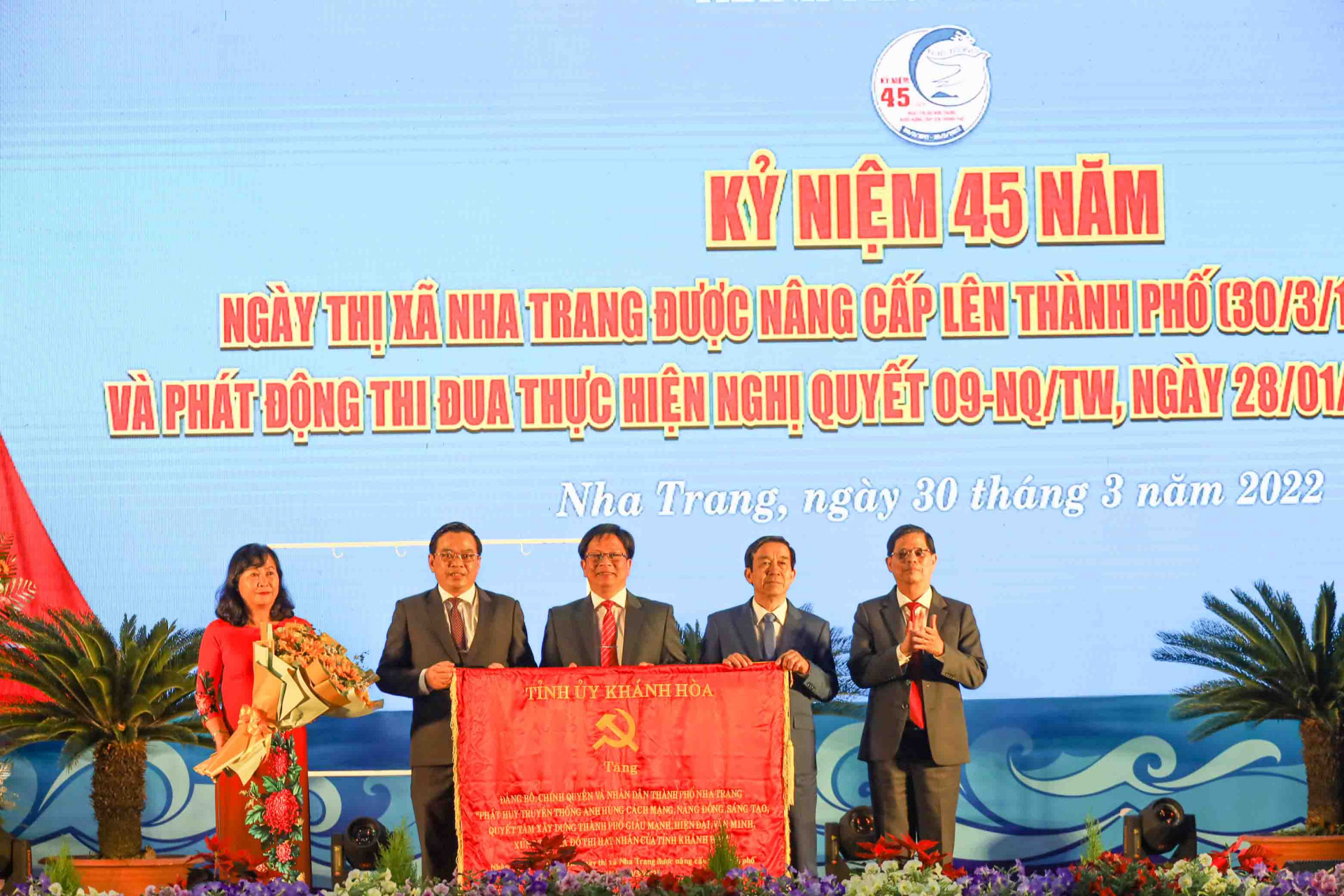 Ông Nguyễn Tấn Tuân trao bức trướng của Tỉnh ủy Khánh Hòa cho lãnh đạo TP. Nha Trang. 