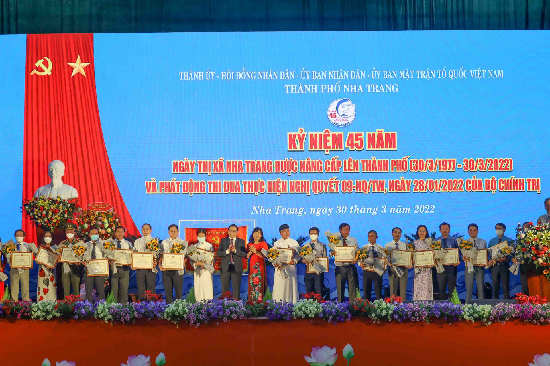 Lãnh đạo TP. Nha Trang trao giấy khen cho các cá nhân. 
