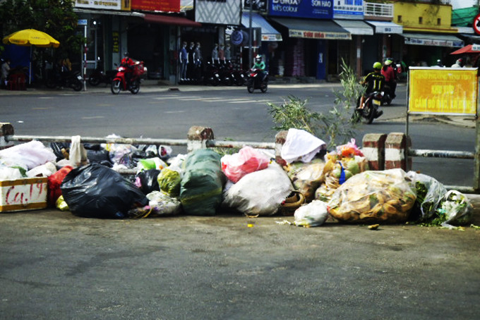 UBND phường Vĩnh Thọ (TP. Nha Trang) có dựng bảng cấm đổ rác ở khu vực dải phân cách trên đường Tôn Thất Tùng, đoạn giáp đường 2-4. Tuy nhiên hiện nay, một số người dân vẫn đổ rác bừa bãi gây mất vệ sinh môi trường, mỹ quan và ảnh hưởng giao thông (ảnh).