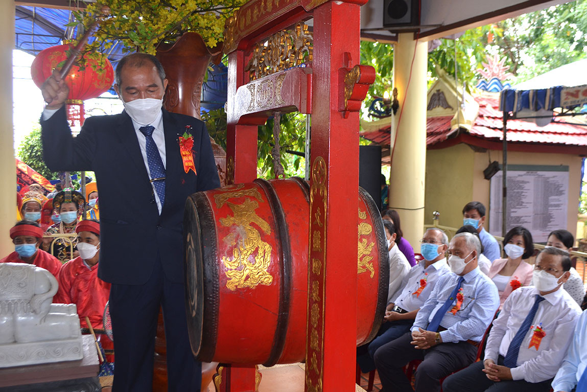Ông Nguyễn Văn Gẫm - Chủ tịch UBND huyện Diên Khánh đánh trống khai hội.