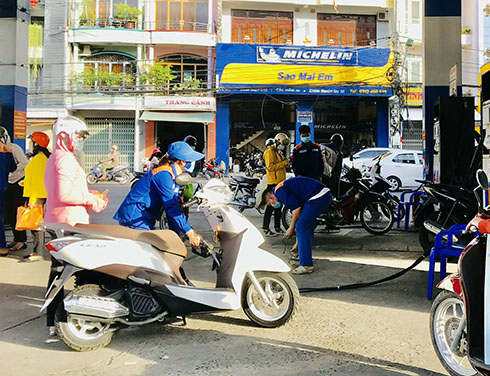 Giá xăng giảm hơn 1.000 đồng/lít