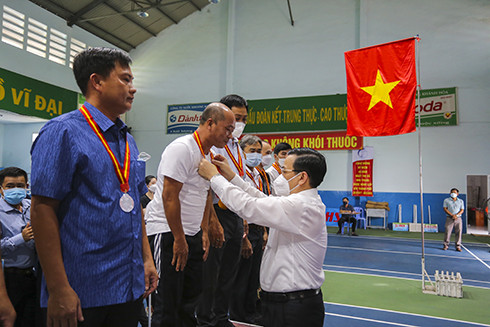 Ông Nguyễn Sỹ Khánh, Chủ tịch UBND TP. Nha Trang trao huy chương cho các vận động viên đạt giải.