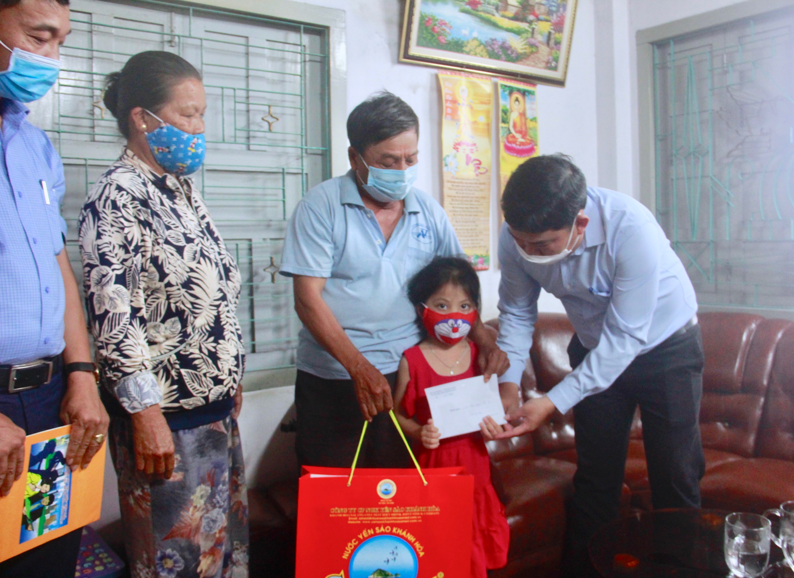 Thăm, tặng quà trẻ em bị ảnh hưởng bởi dịch Covid-19