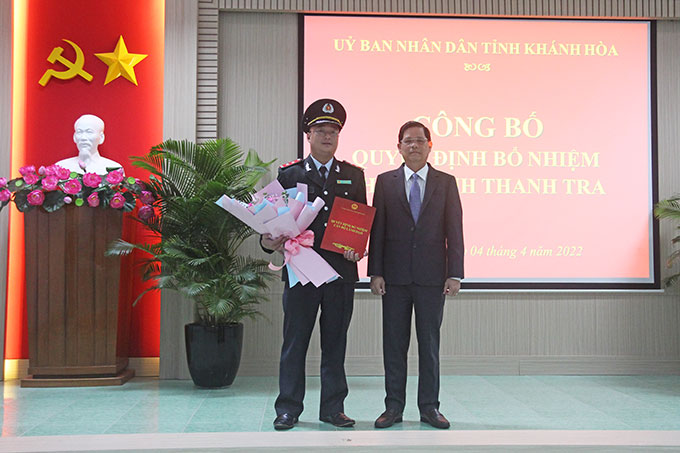 Ông Nguyễn Tấn Tuân trao quyết định cho ông Lê Thanh Tú.