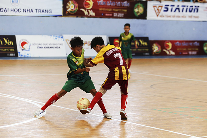 Trận chung kết hấp dẫn giữa hai đội tiểu học Cam Ranh gặp Vạn Ninh. 