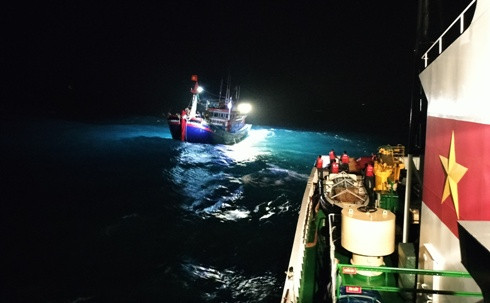 Tàu KN 461 tiếp cận, tiến hành phương án cứu kéo tàu cá gặp nạn trong đêm.