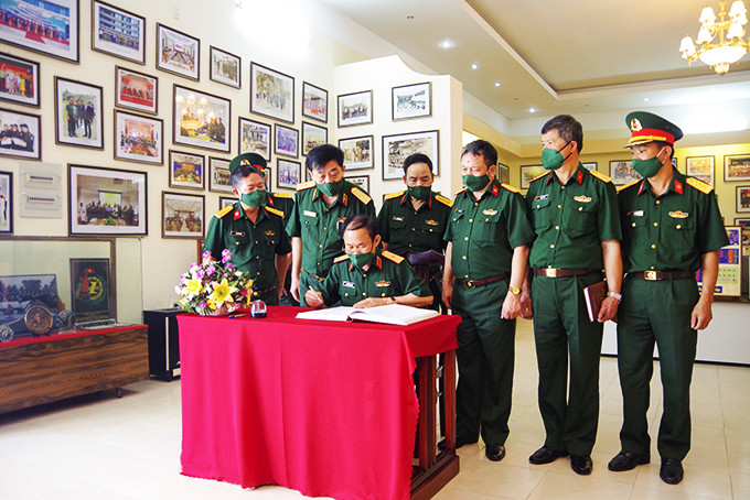 Thiếu tướng Nguyễn Văn Oanh tham quan và ghi lưu bút  Nhà truyền thống Trường Sĩ quan Thông tin.