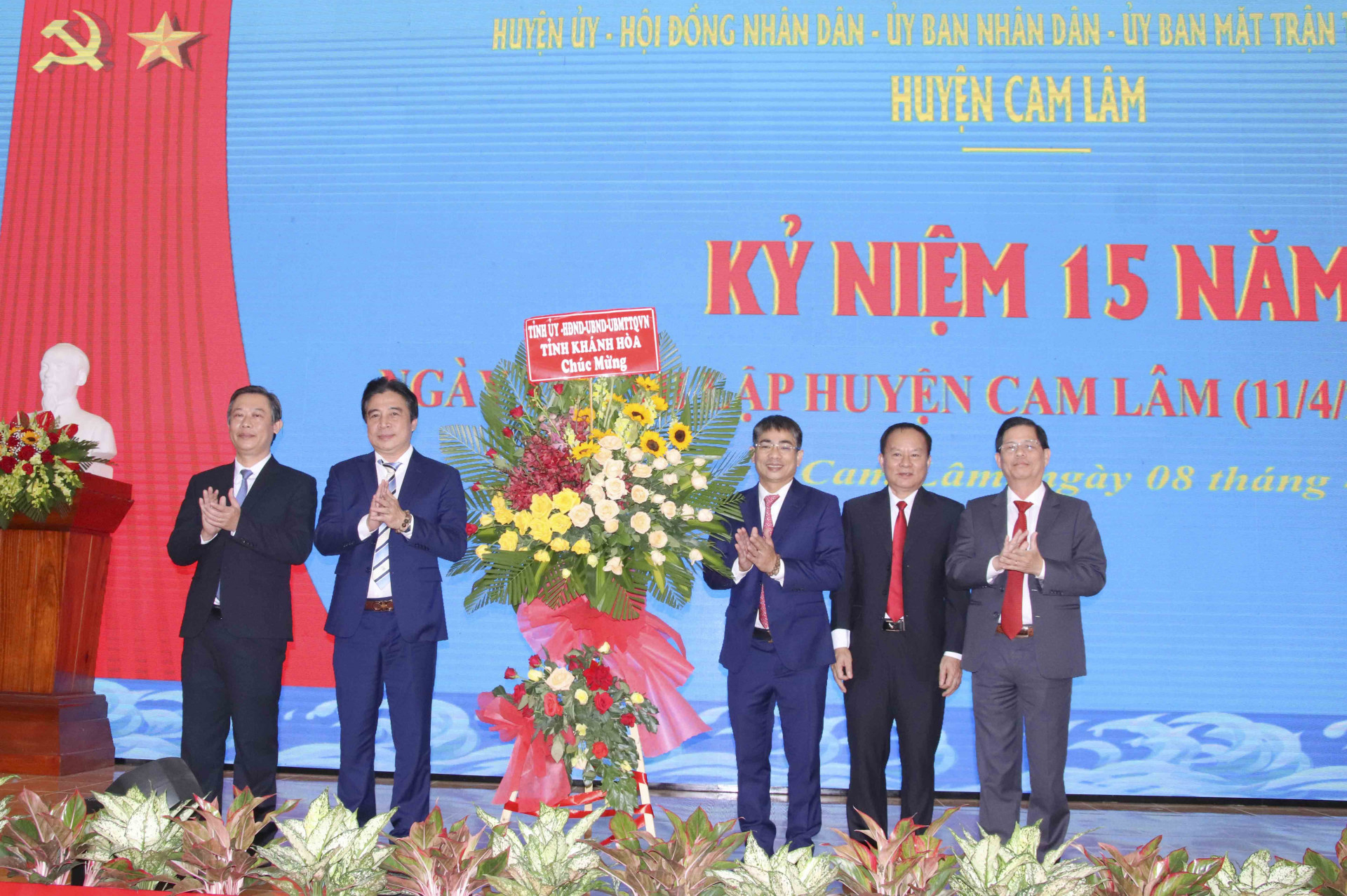 Lãnh đạo tỉnh tặng hoa chúc mừng kỷ niệm 15 năm Ngày thành lập huyện Cam Lâm
