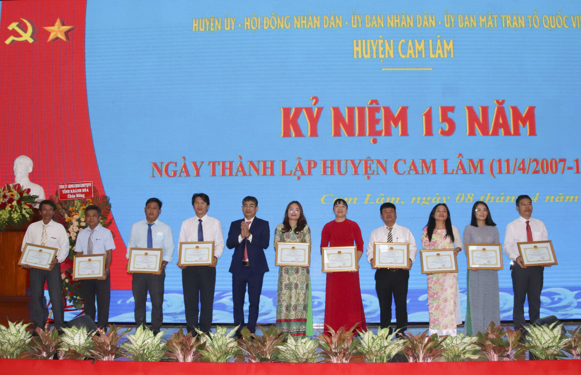 Đại diện các tập thể đón nhận giấy khen của UBND huyện Cam Lâm.