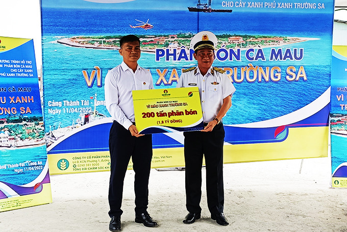 Lãnh đạo Công ty Cổ phần Phân bón  dầu khí Cà Mau trao tượng trưng 200 tấn phân bón cho lãnh đạo Vùng 4 Hải quân.