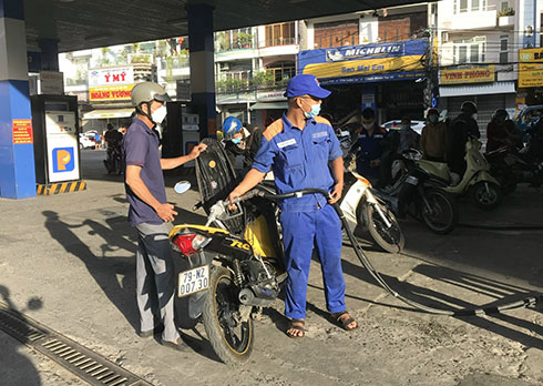 Giá xăng giảm hơn 800 đồng/lít