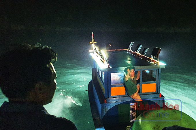 Trắng đêm ở Hòn Mun