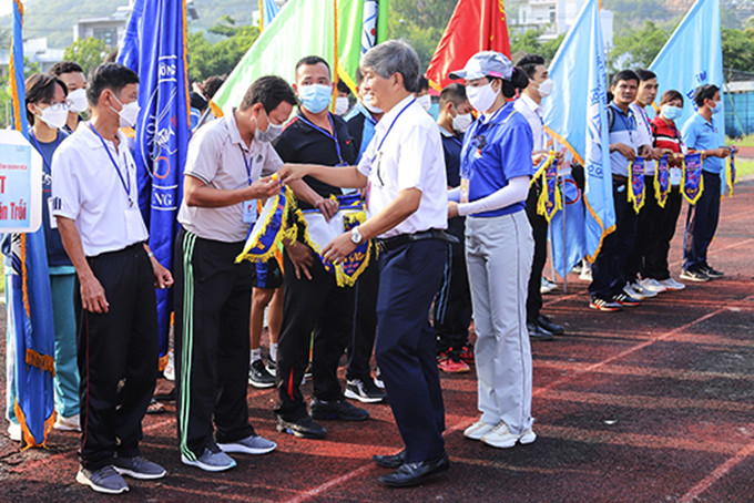 Lãnh đạo Sở Giáo dục và Đào tạo tặng cờ lưu niệm cho đại diện các đơn vị tham dự giải.